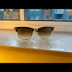Brown Ray-Ban clunmaster sunglasses